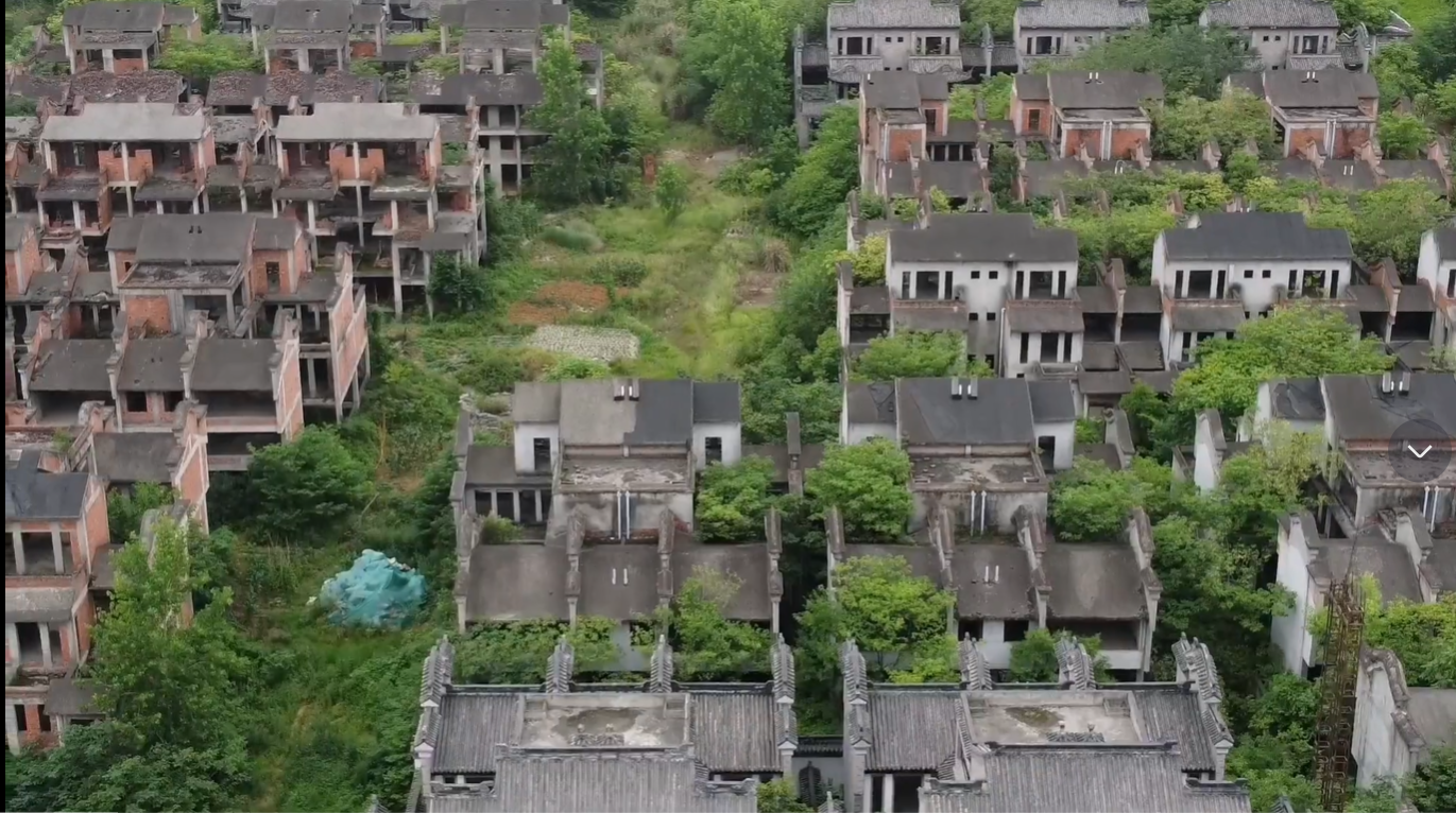 別墅|成都市區爛尾別墅群，主體完工卻被廢棄，雜草叢生滿目荒蕪