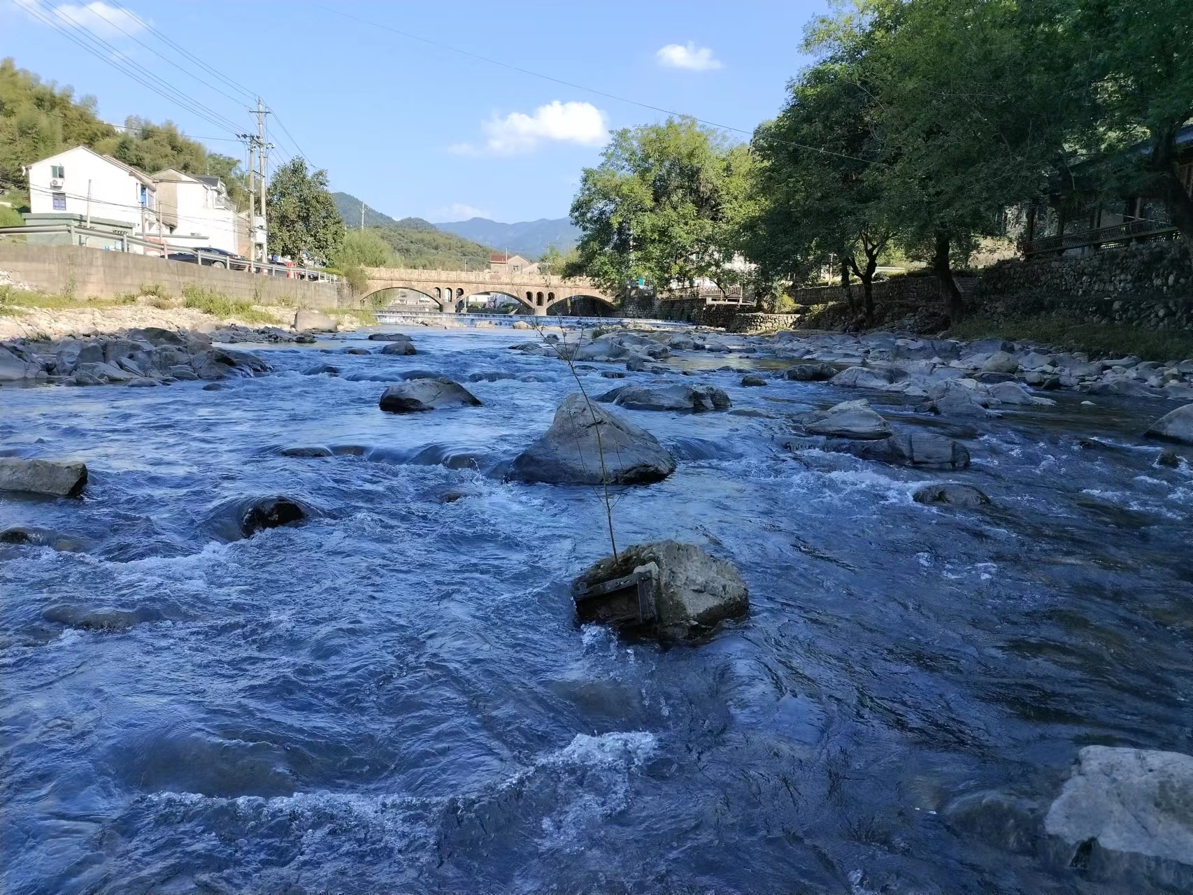 |中秋佳节溪滩戏水记