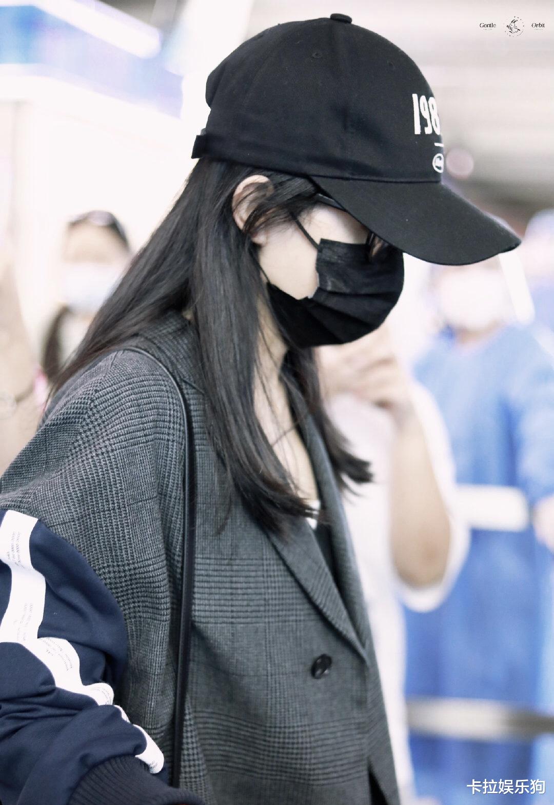 林志颖|赵丽颖现身机场小露马甲线，黑框眼镜好显嫩！素颜姐姐好piu亮啊