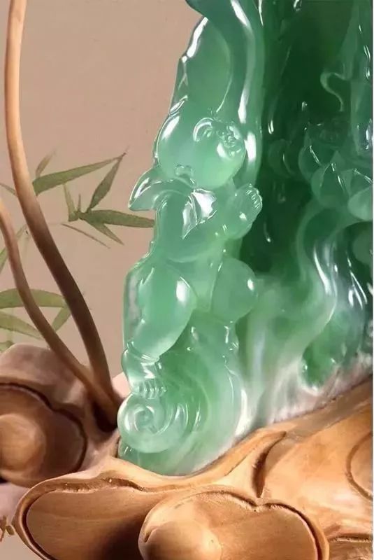 |非比寻常的翡翠原石毛料，竟雕刻成传世之宝，第一眼你看到了什么？