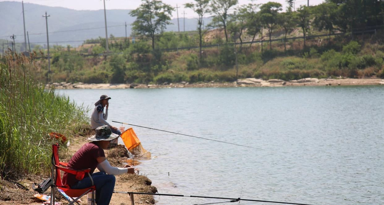 左右为难|让钓鱼人左右为难的选择题，钓鱼和老婆只能选一个，你会选谁