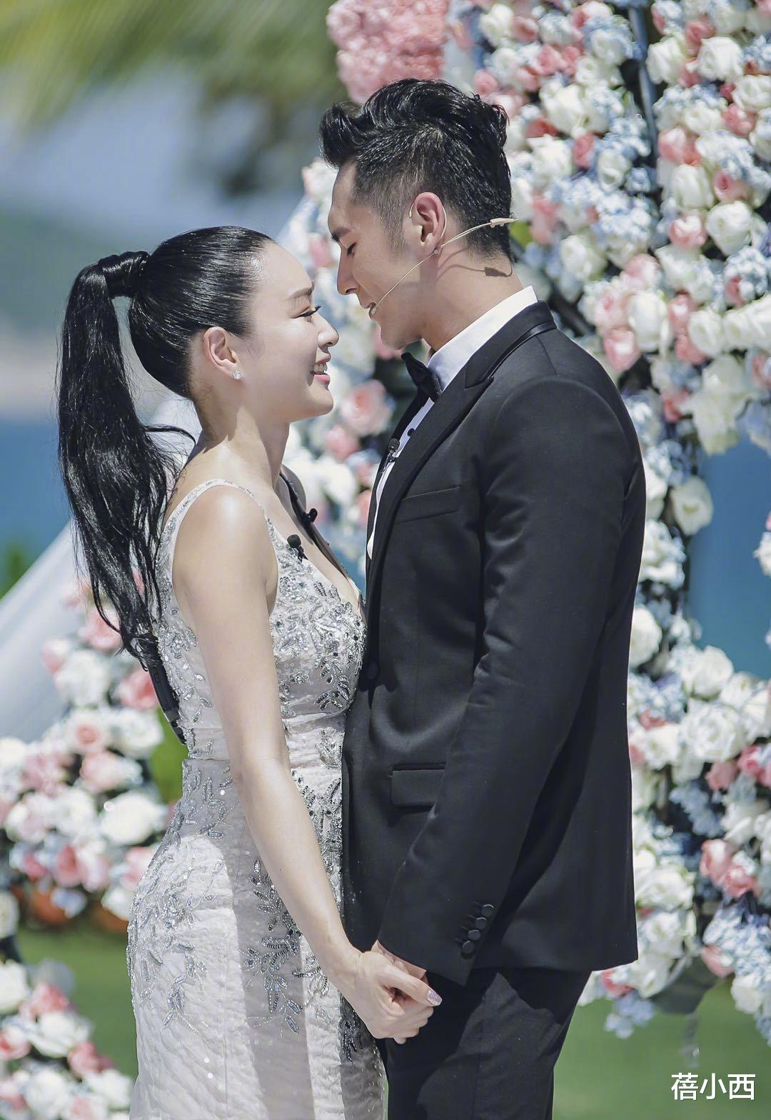 钟丽缇|“钟丽缇”被宠成公主!穿迷彩牛仔外套与张伦硕走机场,大秀恩爱