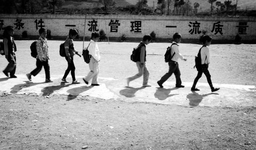 2006年，辽宁17岁少女不堪父母偏心血刃妹妹，这到底是谁的错？