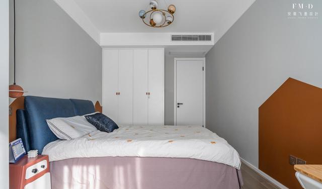 140将大横厅一拆为二，隔出间15儿童房，一儿一女都有地睡了