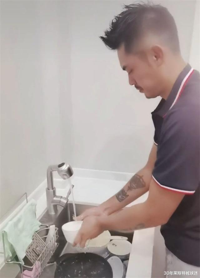 谢杏芳|谢杏芳被催生二胎不回复！把重心放儿子身上，林丹疼老婆洗碗做饭