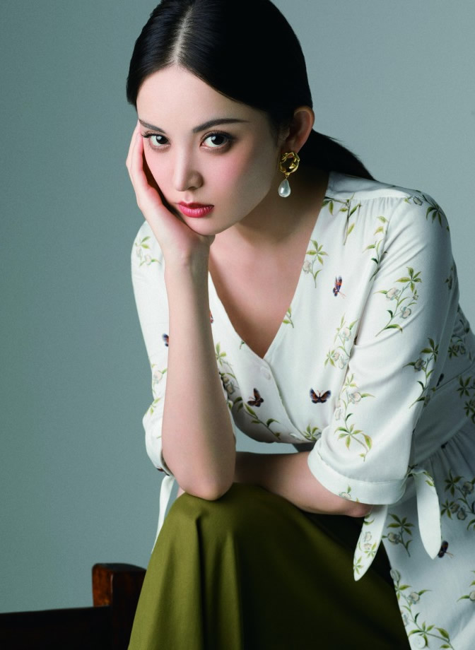 古力娜扎真时髦,超大草帽配淡绿色V领连衣裙,清新优雅很有气质