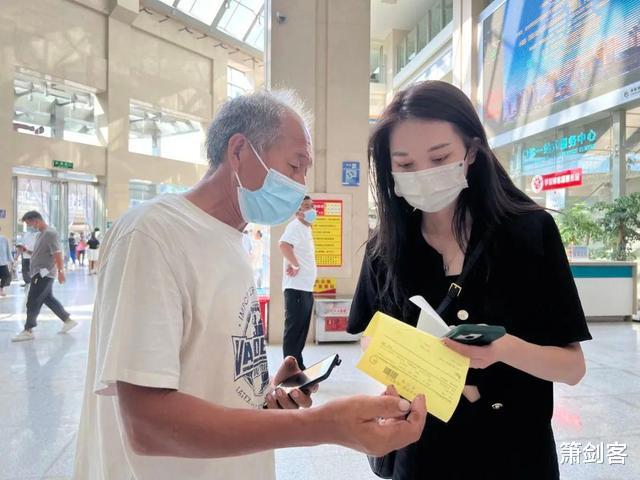 陪诊一天300元,郑州女孩不怕质疑敢做陪诊师,月收入1.5万元!