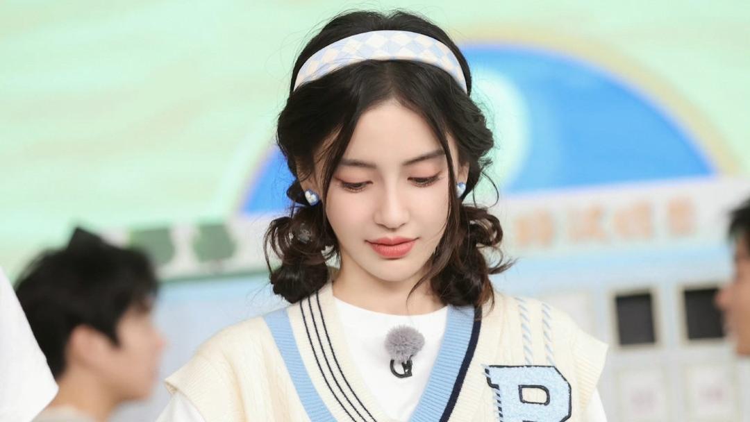 Angelababy Angelababy学院风造型好减龄，穿针织背心扎双马尾，活力又甜美