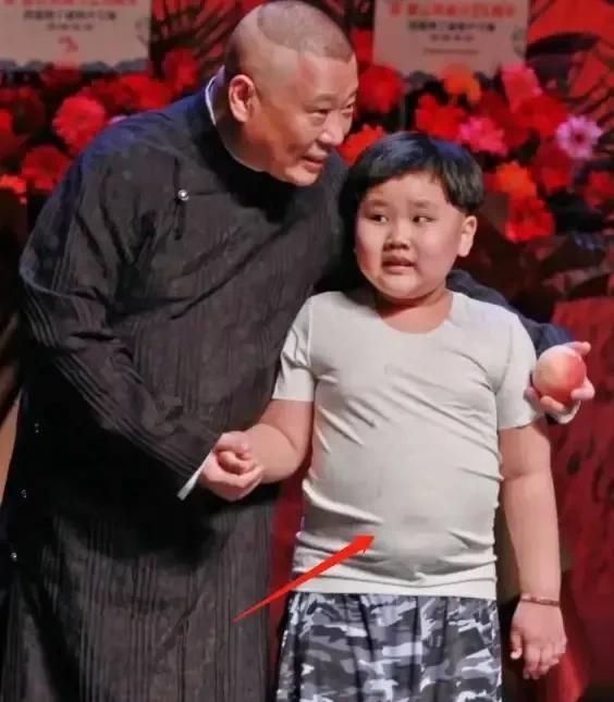 郭汾阳|郭德纲开始培养郭汾阳了,和王慧外出游玩,小小年纪就自己拿烤肠