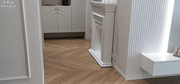 只是将卧室门改个朝向，玄关大了2倍！玄关柜也有处放，不占道了