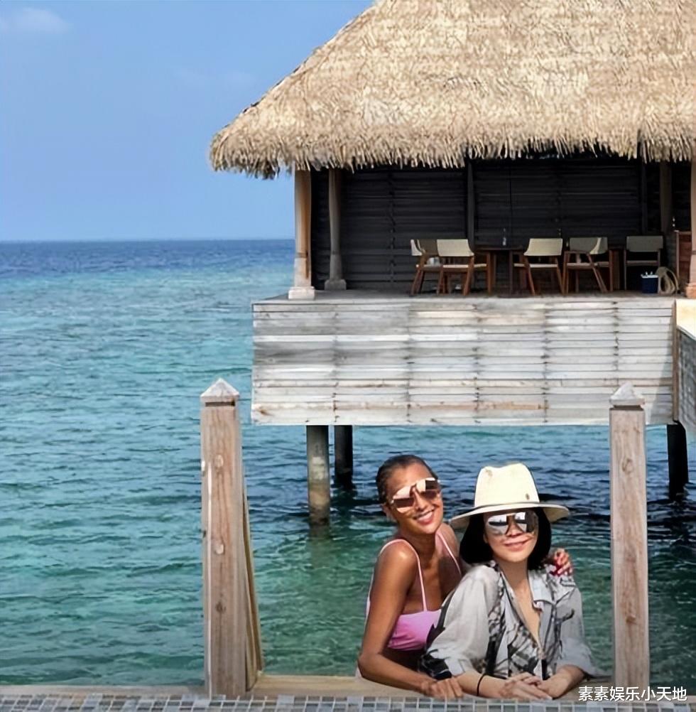 刘嘉玲|刘嘉玲带弟媳在马尔代夫度假,和交际花上山诗纳一起晒美照