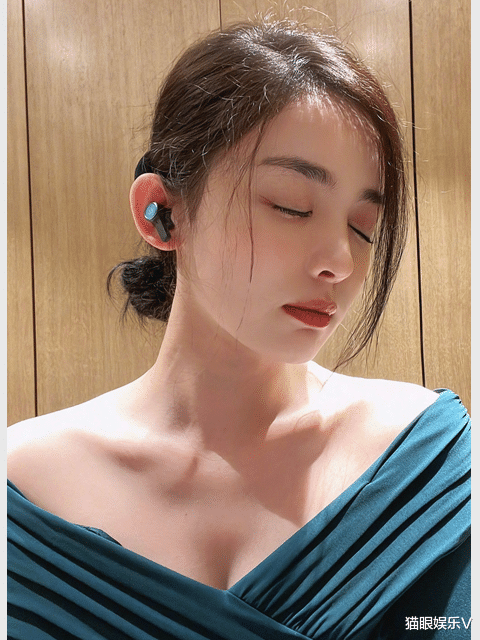 中南建设 古力娜扎晒自拍九宫格,墨绿上衣秀锁骨事业线,皮肤白到发光