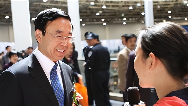 山东贪官黄胜:敛财1200万,被捕前给妻儿办好移民,结局大快人心 - 社会