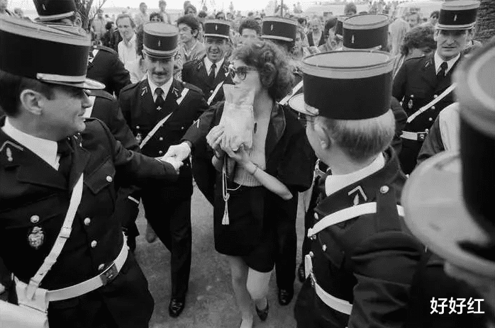 阿佳妮|殿堂级“疯批美人”?!巅峰期退圈生子却终身未婚,如今全脸崩塌惹人唏嘘