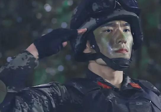 杨洋|《特战荣耀》赶超《与君》4天登顶热度榜，杨洋演技浮夸太油被嘲