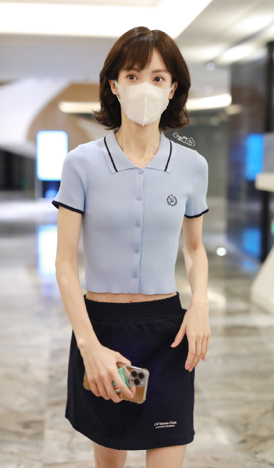 发型 金晨这个瘦啊！开衫配休闲短裙毫无美感，发型太成熟了