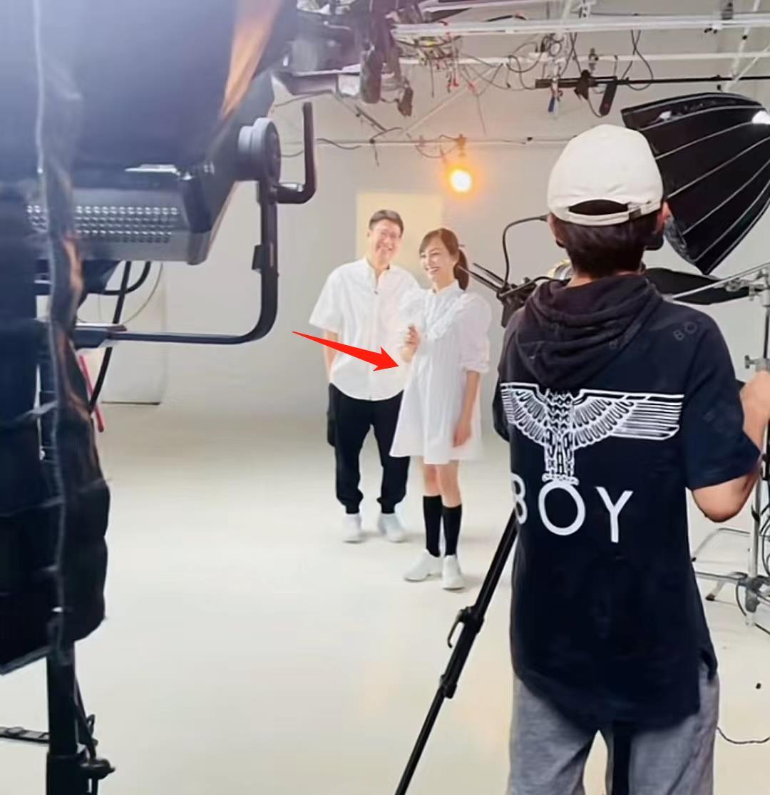 于震|47岁于震搂娇妻秀恩爱，女方衣着宽松孕味足，肚子突出被疑怀4胎