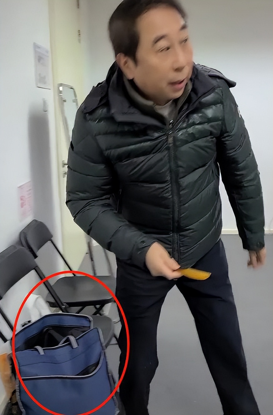 冯巩|64岁冯巩罕见下厨煮螃蟹！徒手下锅不怕烫，门口一堆快递盒太真实