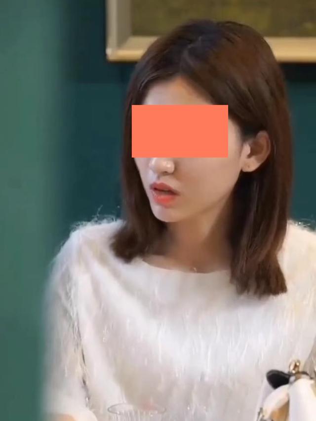 女孩怒气冲冲质问男友为何不接电话,男子笑着说:你太贵我娶不起