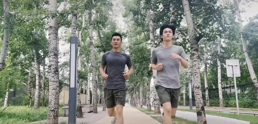 写真|52岁任天野近照显老态,皱纹明显脸部瘦一圈,街边跑步无人识