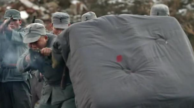 |抗日神剧中湿棉被能挡住子弹，实战中能否做到？一场实验揭晓答案