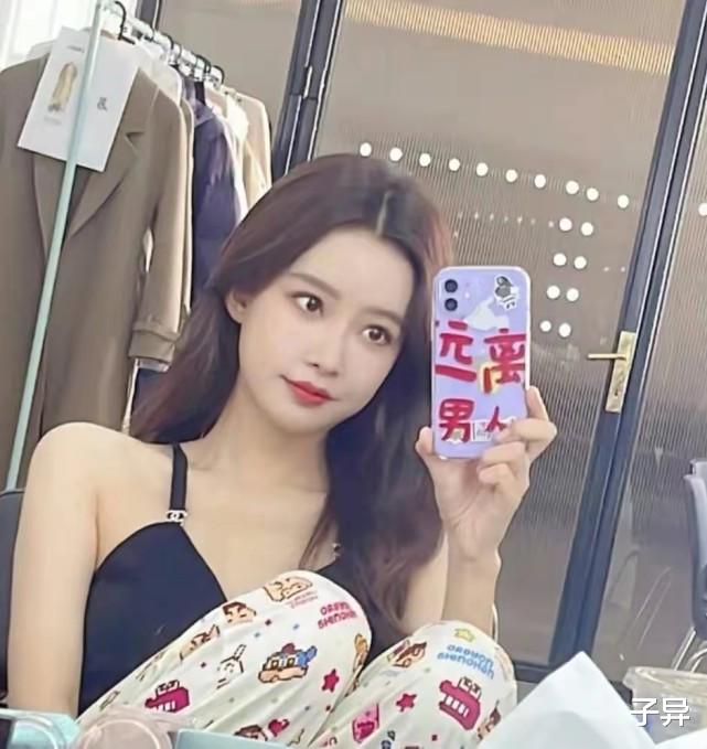 孙怡|孙怡穿30元裤子拍照,手机壳上写远离男人,她与董子健婚姻怎么了?