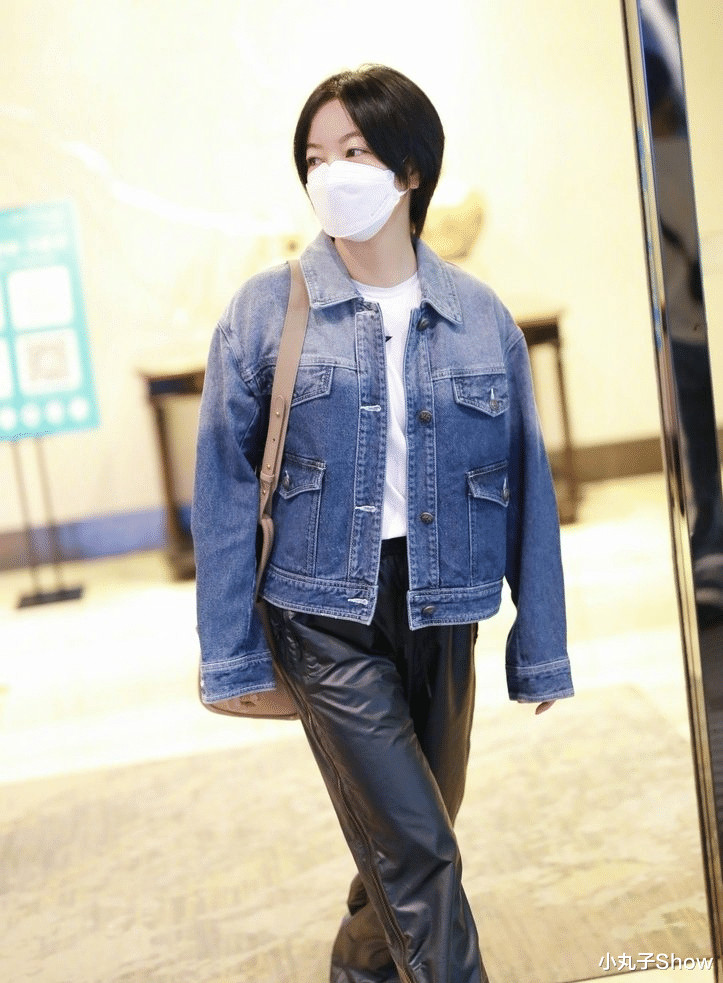 连衣裙 浪姐打卡!阿雅上班路透曝光,牛仔服配皮裤有点飒,短发显年龄了