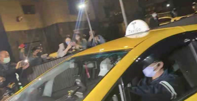 隔离|大S新婚老公现身排面大！隔离结束直奔大S豪宅被围观，穿着简单终于低调了