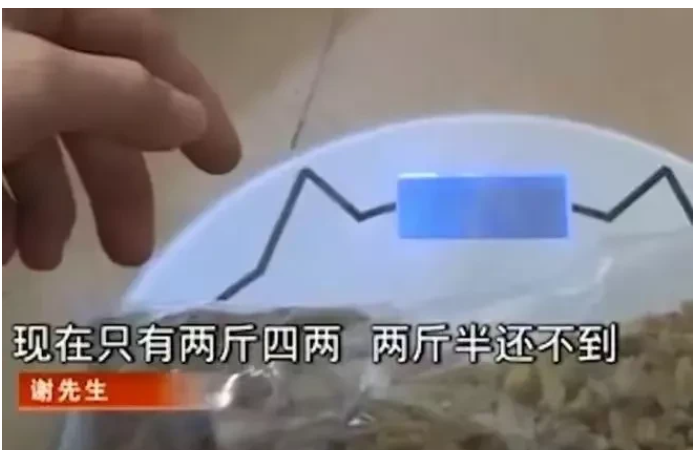 男子买了两千多元的干果,复秤后差了近一半,他找到店里讨要说法