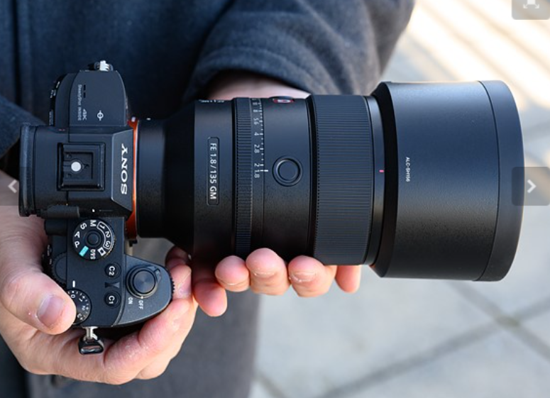 一款相对轻巧的镜头,适用于肖像、婚礼、运动