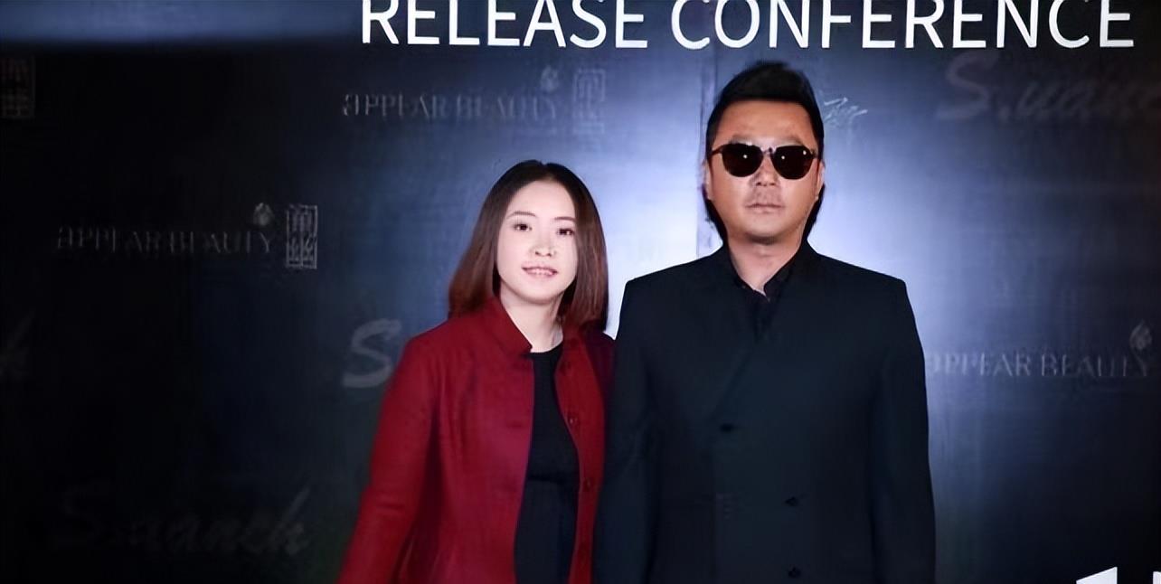 穿衣搭配|郭涛小16岁娇妻真气质，一身红色配红发，打扮高调气质却特别柔和