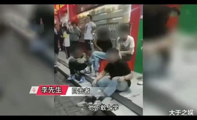 孙子被打不敢上学老人给多名学生下跪求饶,施暴者抽着烟不为所动