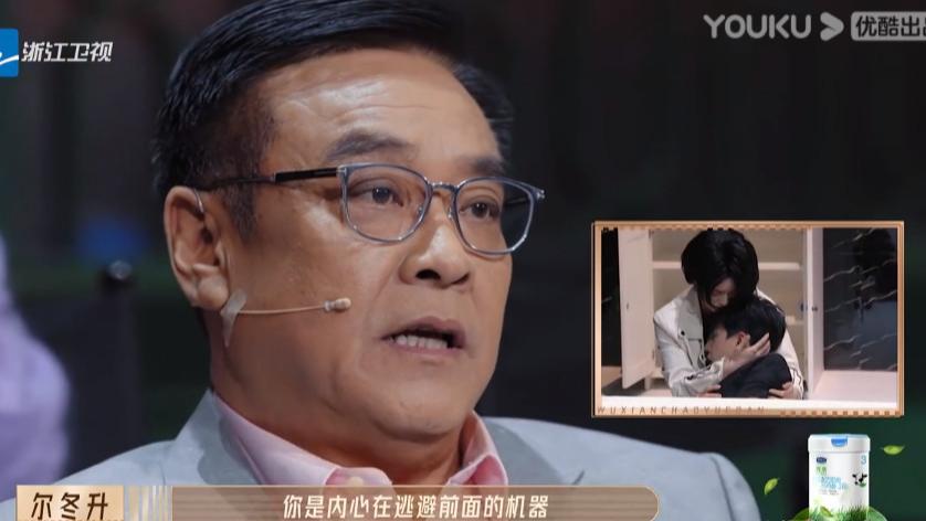 尔冬升|某人气演员因骄气再引争议，惠英红好言相劝，尔冬升：我要打击一下你