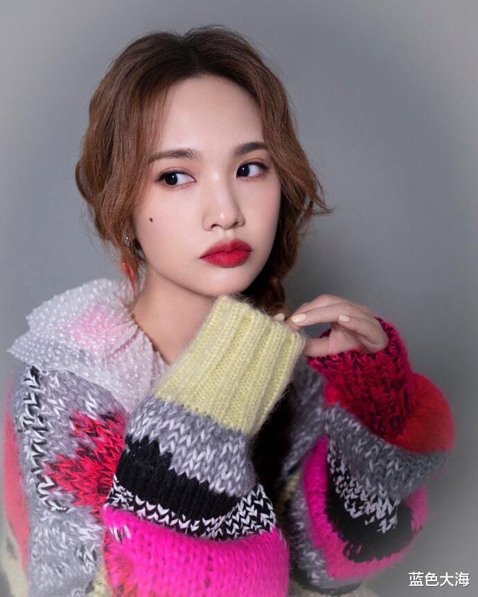 杨丞琳|杨丞琳挺懂时尚，“奶奶衫”也能穿出少女感，真俏皮