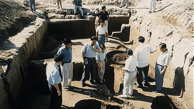 1972年,内蒙古发现清代女子大墓,身穿龙袍,尸身历经百年而不腐