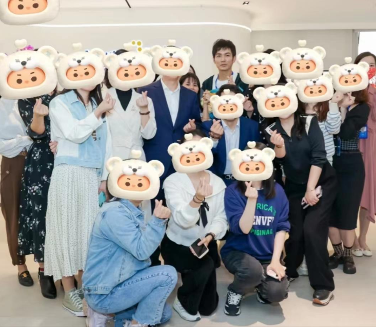 钟汉良|47岁钟汉良似小伙！“不老男神”身形消瘦如少年，帅酷打扮合照比耶