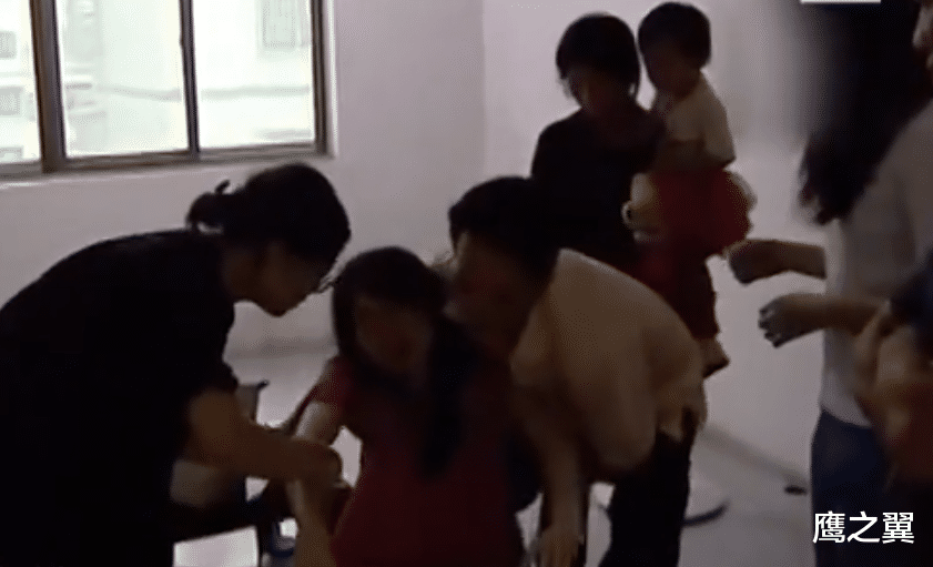 2013年湖南一男子去世,前妻怒砸遗像,就因不生儿被全村戳脊梁!