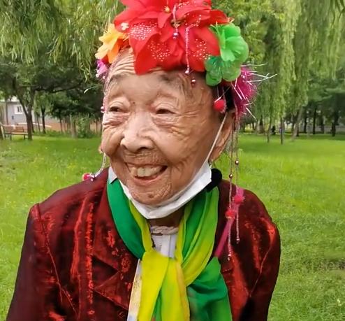 李玉成|85岁马玉琴被指肚大如球,李玉成蹦跳难掩好心情,网友:快去医院