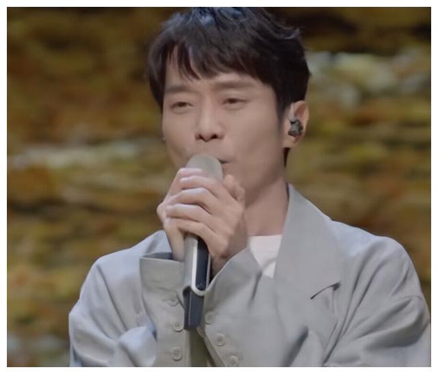 《时光音乐会2》首期热度登顶，2人存在感不高，周深一人身兼三职