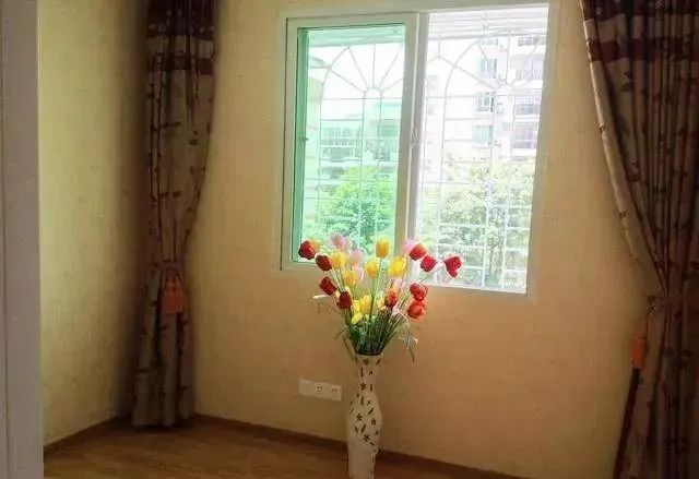 去参观朋友新房,看完大笑了,谁想到把抽油烟机挂那儿的?人才啊