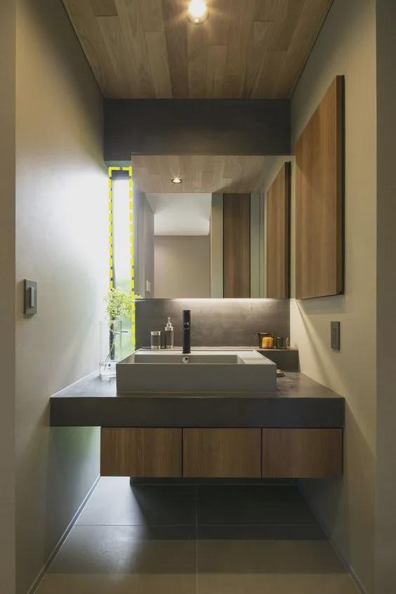 卫生间这扇竖直窄窗太重要了！不到20公分宽，洗漱台却变得亮堂堂