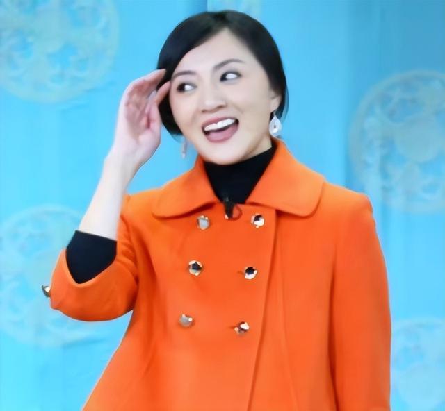 牛莉|远看颜值逆天，实则鼻尖脸僵肿成发面馒头，喜剧女星也沉迷变脸！