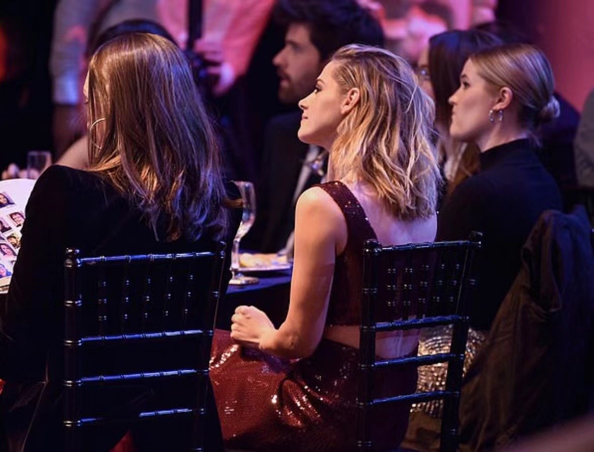 克里斯汀·斯图尔特|“暮光女”小K风格大变真养眼！一身香奈儿走红毯，笑起来甜化了