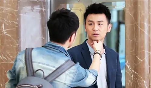 雷佳音|雷佳音一家三口罕见同框！女儿黄色上衣气质佳，继承爸妈高颜值