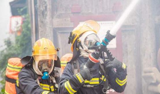 中国小伙拿老婆50万嫁妆,去非洲教黑人制作家具,1年赚了6000万