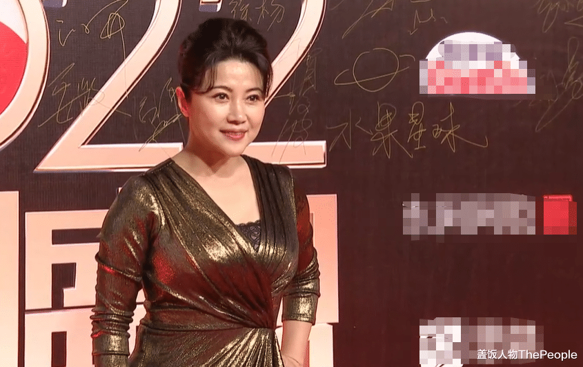 张晓晨|国剧盛典红毯:杨蓉妆容拉胯颜丙燕有赘肉,蓝盈莹险摔倒面露惊恐