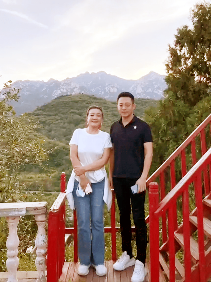 张兰|张兰离婚35年：爱上摄影家，弟弟惨死，前夫单身有泪