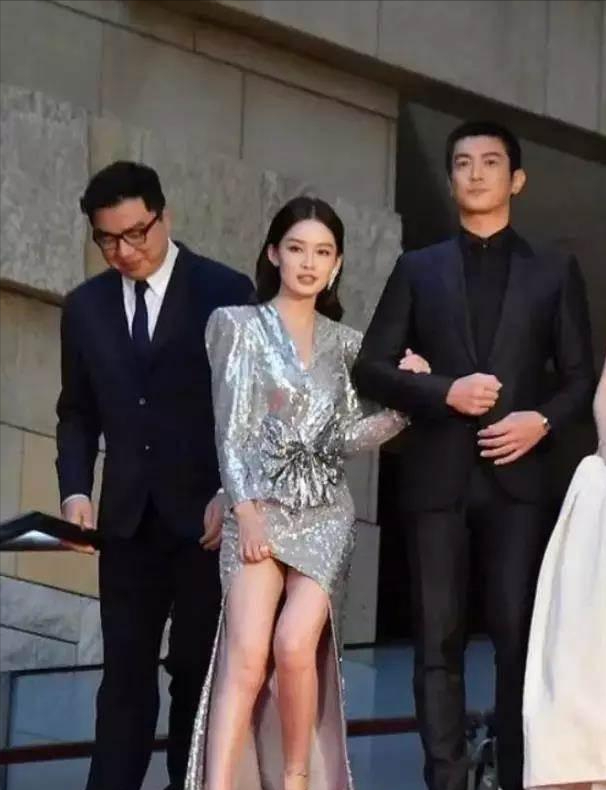 李沁|有种大胆叫李沁穿上「液体裙」！一旁的杜江都不敢直视了