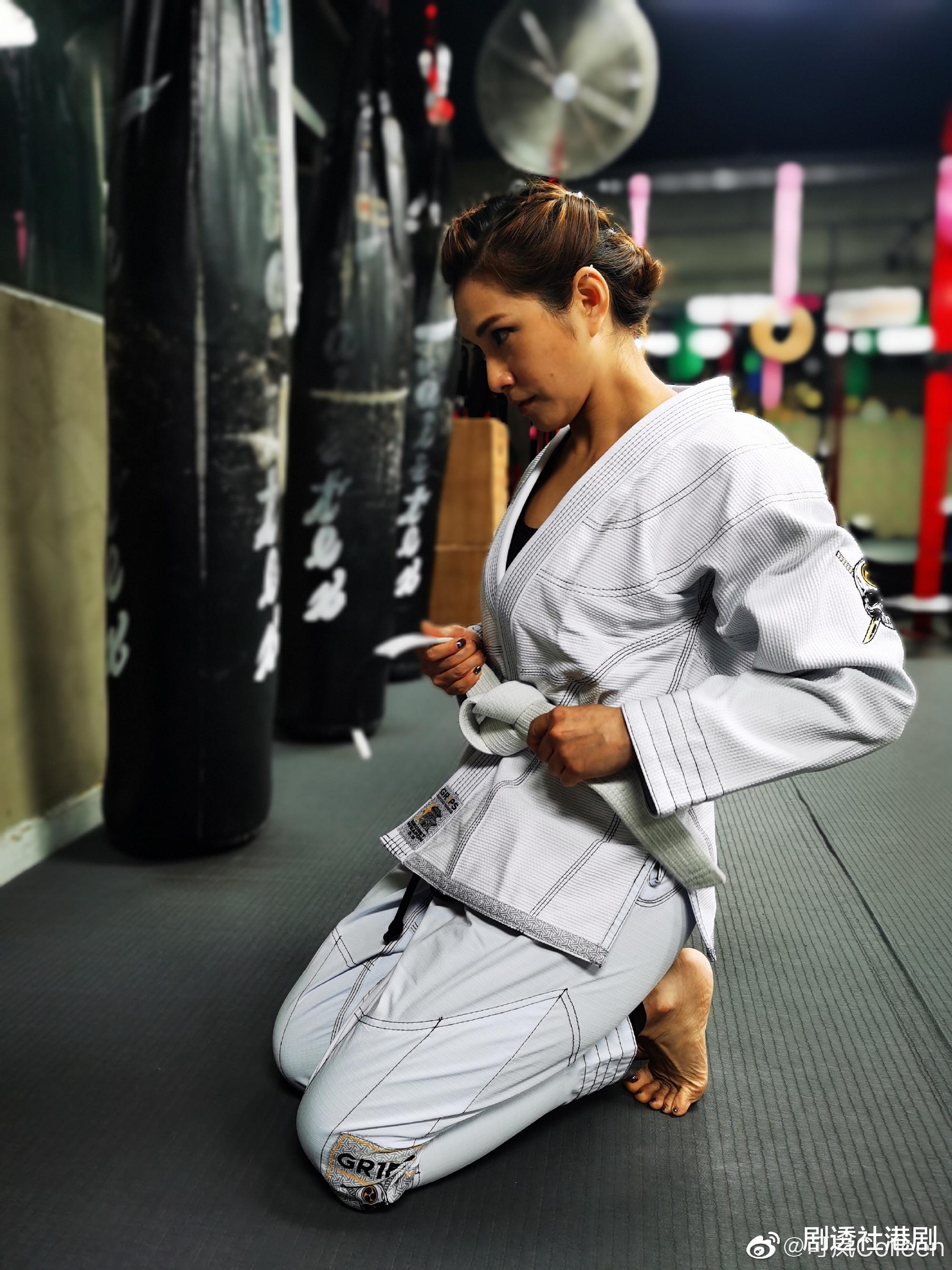 可岚|靠自强！香港女星从歌手变餐厅老板娘，更经历家暴离婚做单亲妈妈