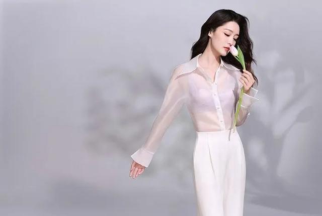 李沁|李沁代言内衣广告写真超美！雪肤玉貌魔鬼身材性感惊艳